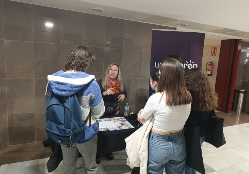 Estudiantes acercándose al stand de UVemprén a recibir información.